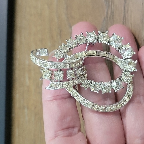 Elegant Silver tone looped Crystal Brooch - Picture 3 of 3